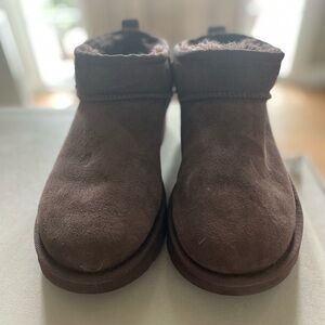 like NEW UGG ultra mini women’s 8